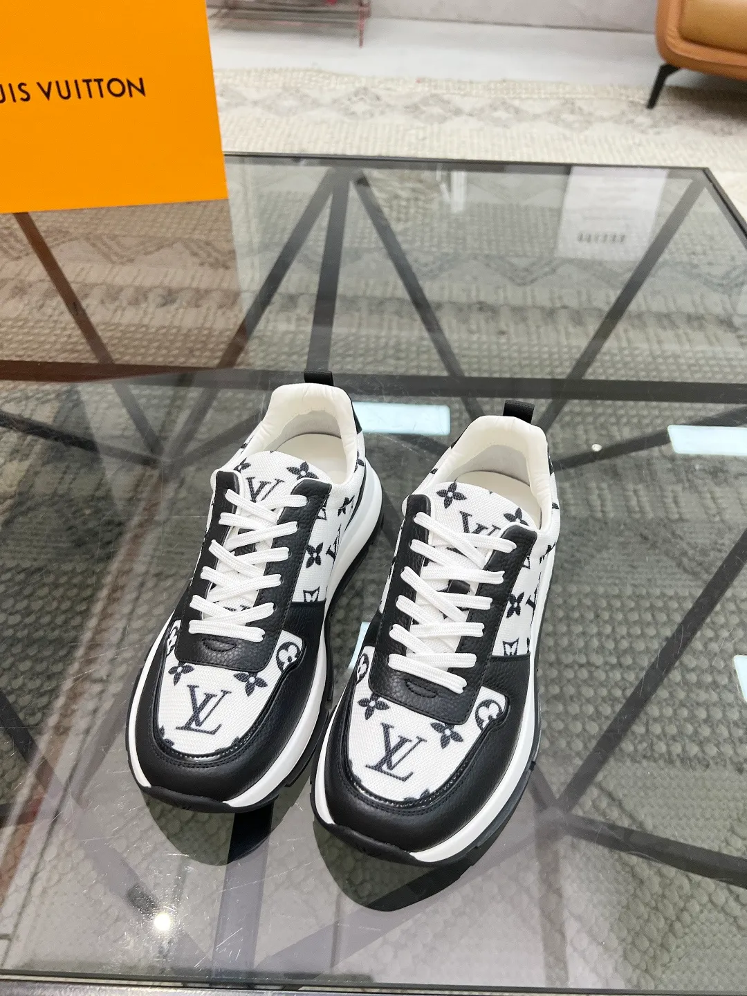 Factory price: 480💰LV🔍Top purchasing agent🇮🇹 Lu Street God's new sports shoes are coming and are available at counters simultaneously. Original factory configuration, original cowhide imported from Italy with mesh fabric, high-quality printing and splicing complex process, sports trendy person, imported water-dyed cowhide lining, sole: Wang Yuan factory specially provides the original sole, super comfortable, original factory follow-up goods 🔍🔍High quality, you can enter and leave the counter at will, welcome to compare and synchronize with the counter, code number 38-44, customized 45